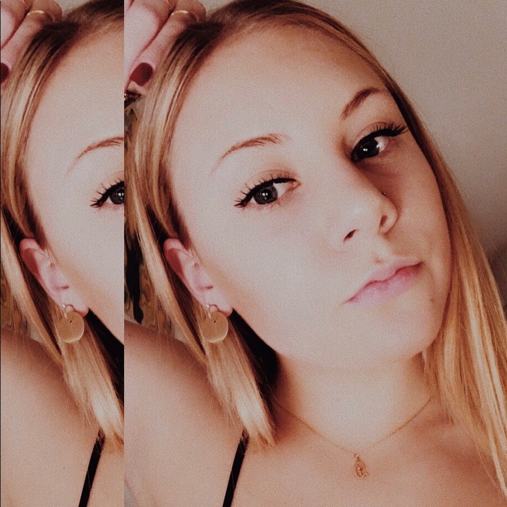 Meet your Posher, Delphine